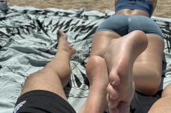 Un couple moderne sur la plage