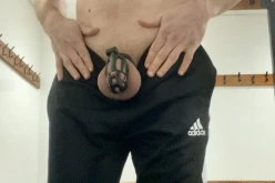 Une bite en cage pour rester concentré…