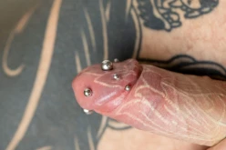 Tatouage blanc de la verge et du gland