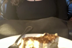Il a passé tout le dîner à fixer la clé