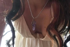 Elle porte la clé de son mari tous les jours…