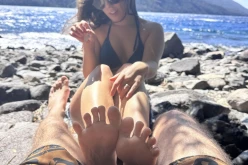 Juste un jeune couple qui profite de la plage